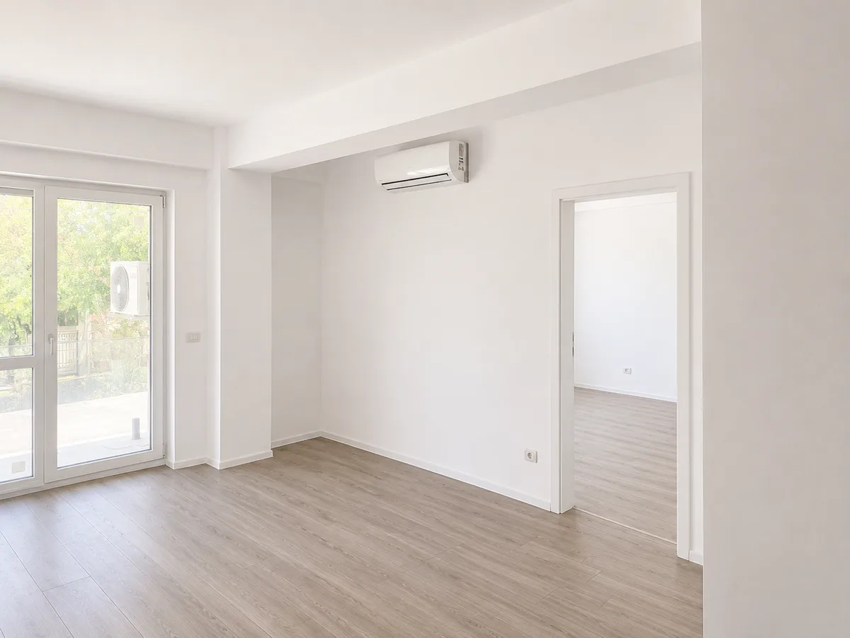 Cameră cu acces spre balcon și dormitorul alăturat