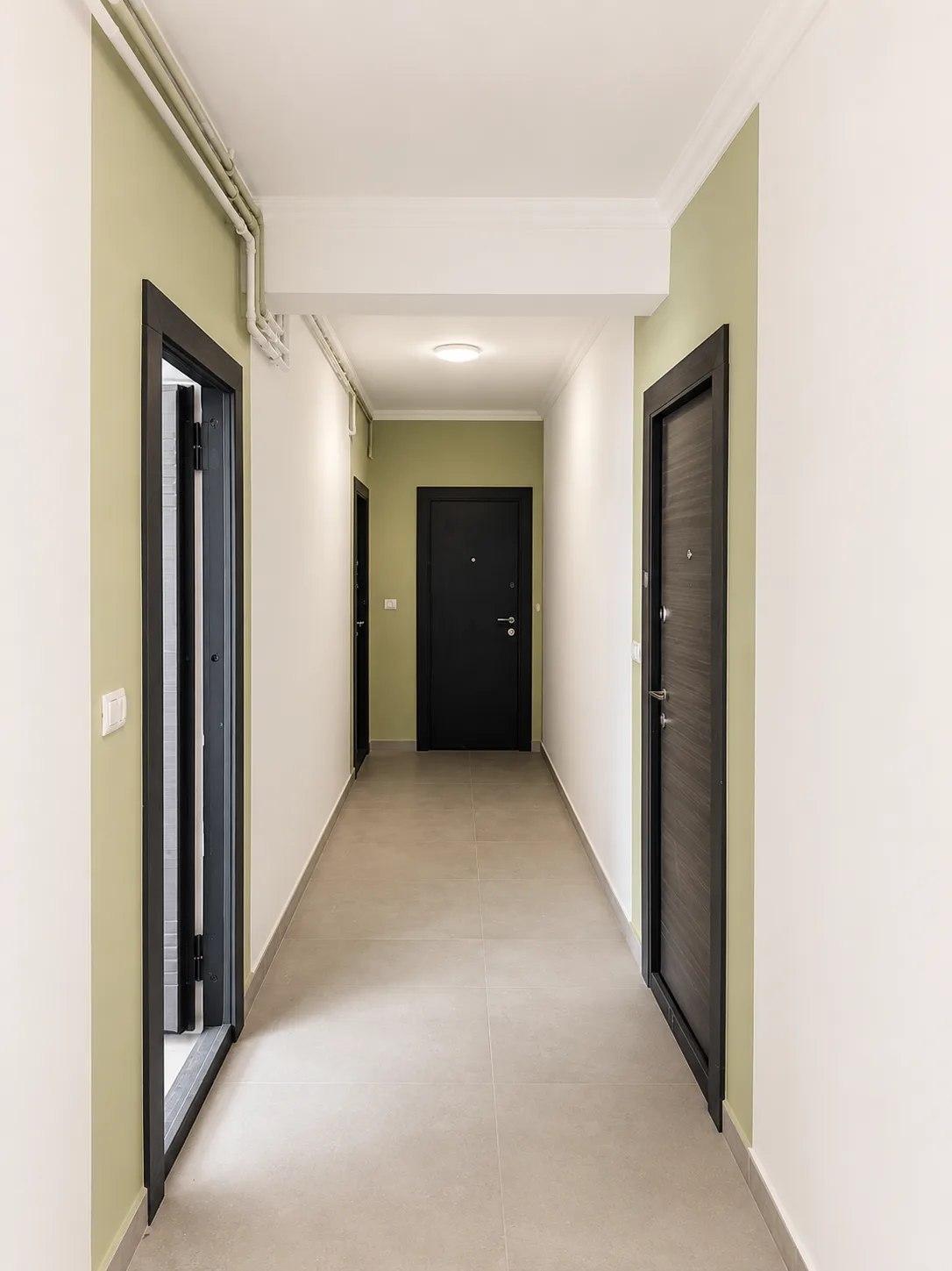 Holul comun de etaj, cu accesul către apartamente