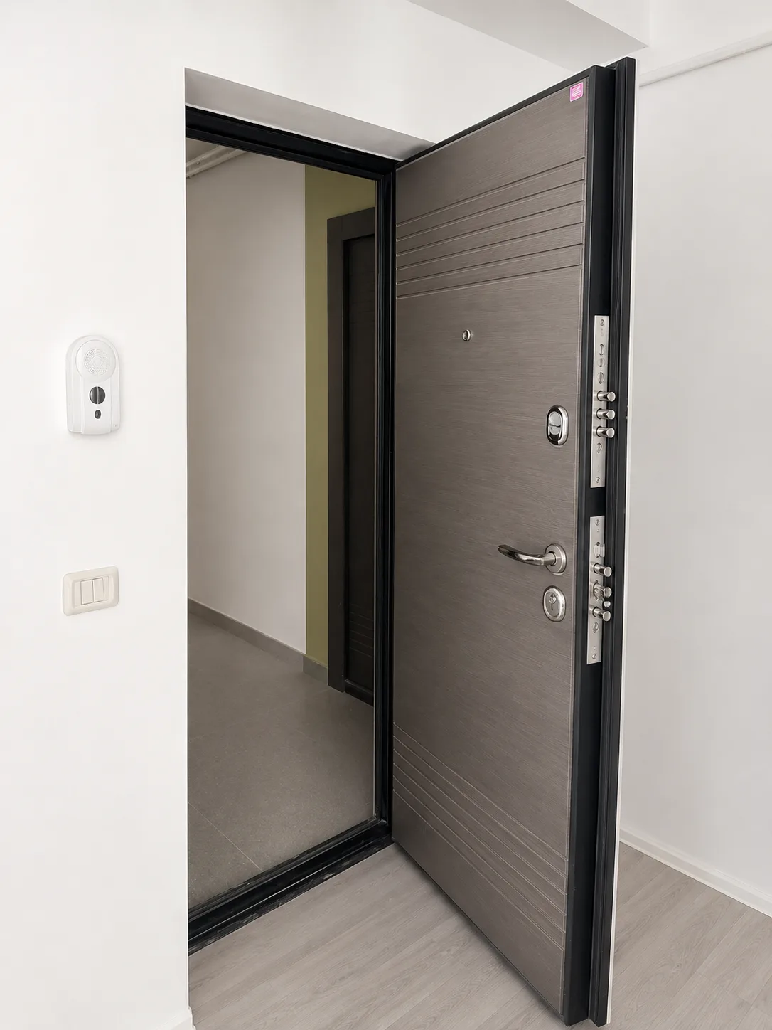 Ușa metalică de intrare în apartament, cu videointerfon